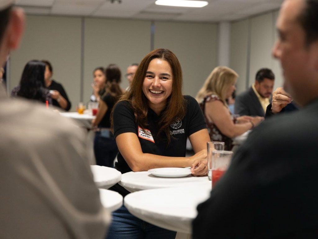 El equipo de El Salvador Xpedition promueve un turismo responsable que integra guías locales y emprendedores salvadoreños, fortaleciendo el desarrollo económico de las regiones que visitan.