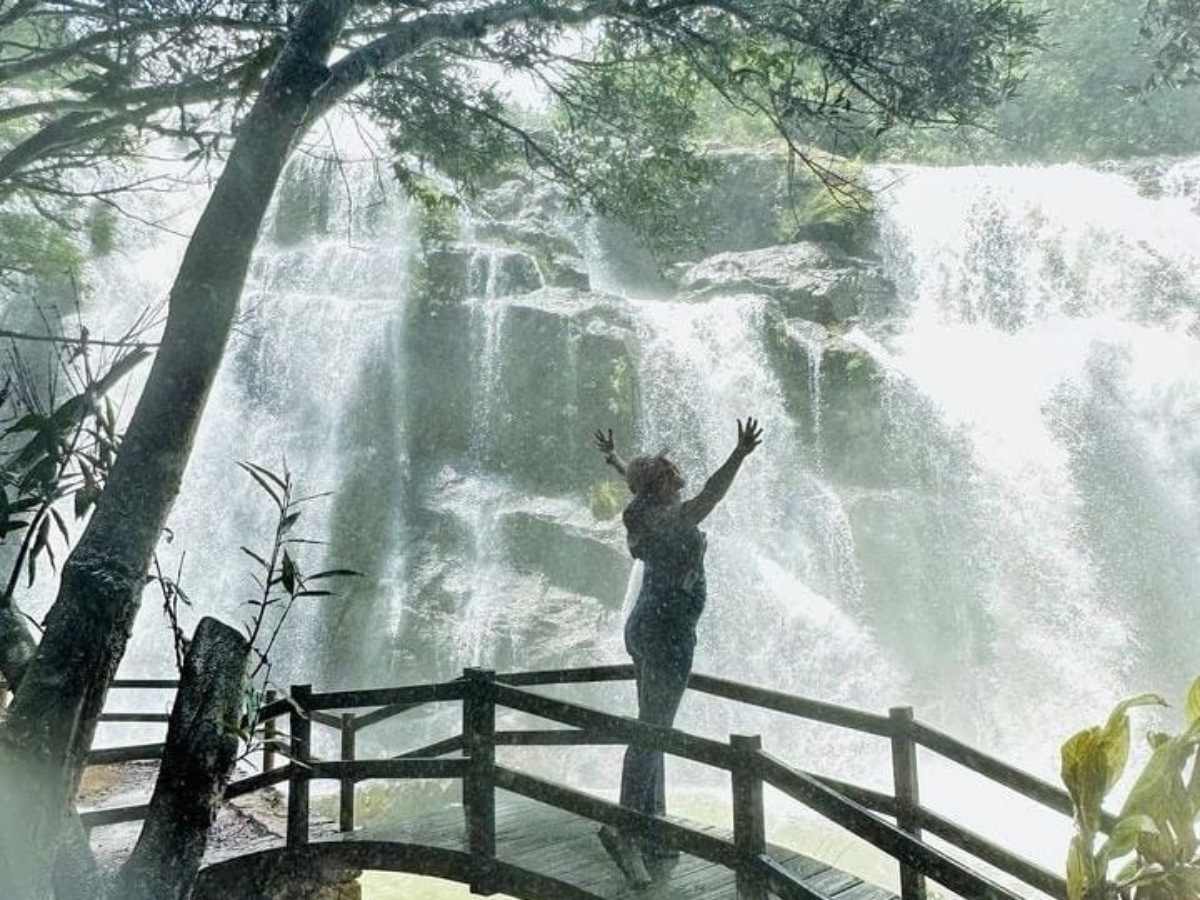 Las cascadas como La Periquera o Los Tercios se han convertido en destinos de turismo sostenible, donde comunidades rurales ofrecen recorridos guiados y servicios gastronómicos a los visitantes.