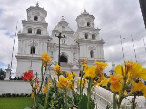 La majestuosa Catedral de Santa Ana destaca como uno de los principales íconos arquitectónicos de estilo gótico en El Salvador.