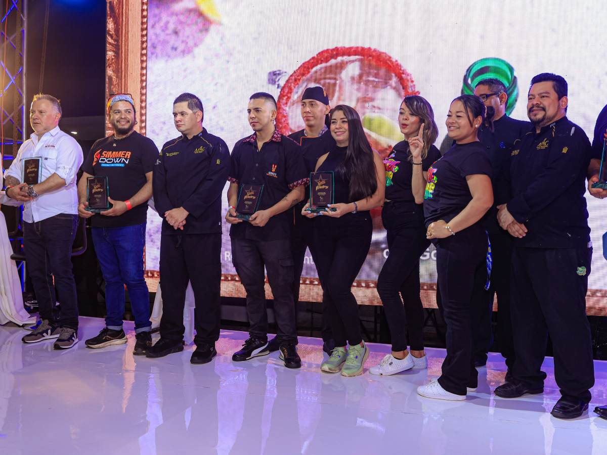 Equipo de La Constancia y aliados celebran la clausura de Michelarte.