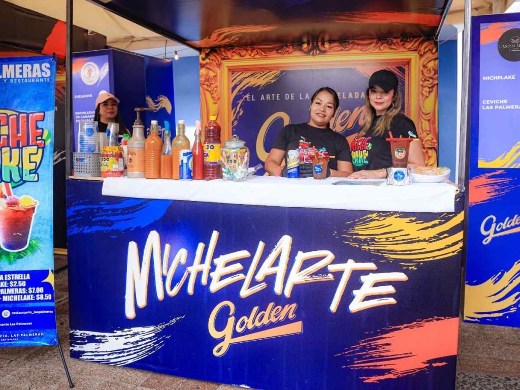 Comensales disfrutan de las experiencias ofrecidas durante el evento.