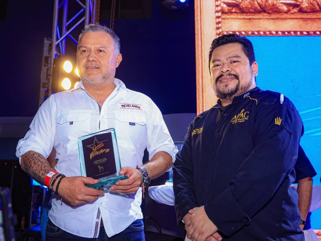 Chef local presenta el platillo diseñado para maridar con la bebida.