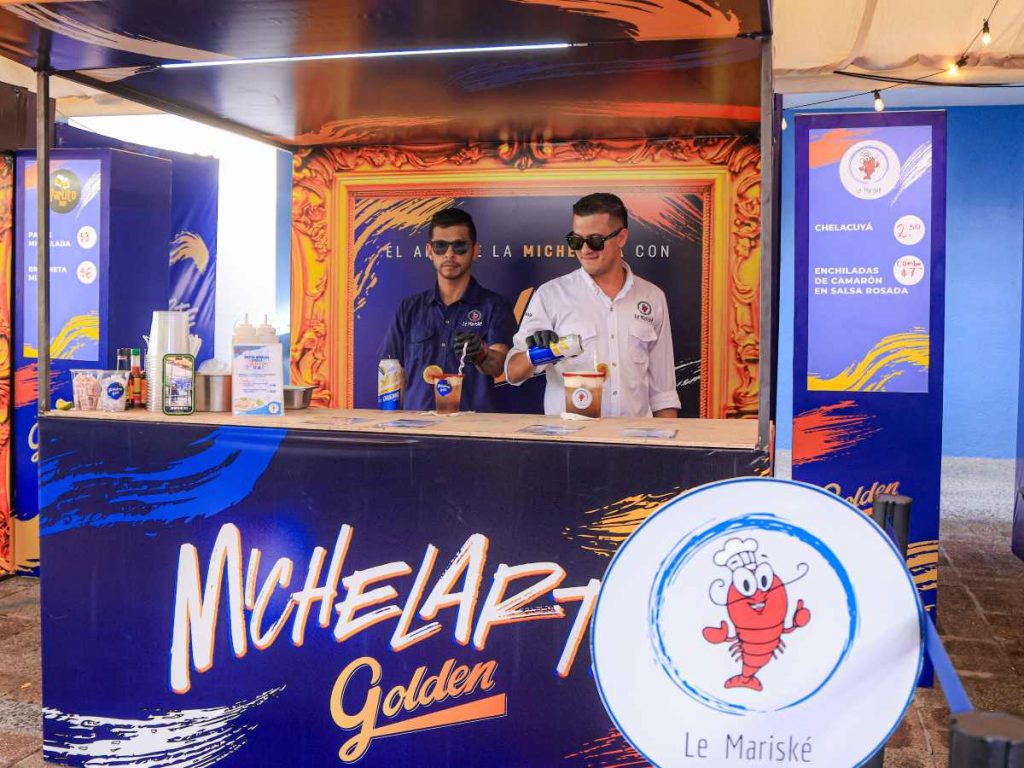 Restaurante participante ambientado con arte y elementos culturales.