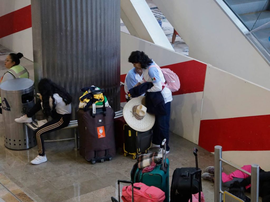 Pasajeros abordando uno de los vuelos directos hacia la Bahía de San Francisco, una ruta clave para la diáspora salvadoreña.