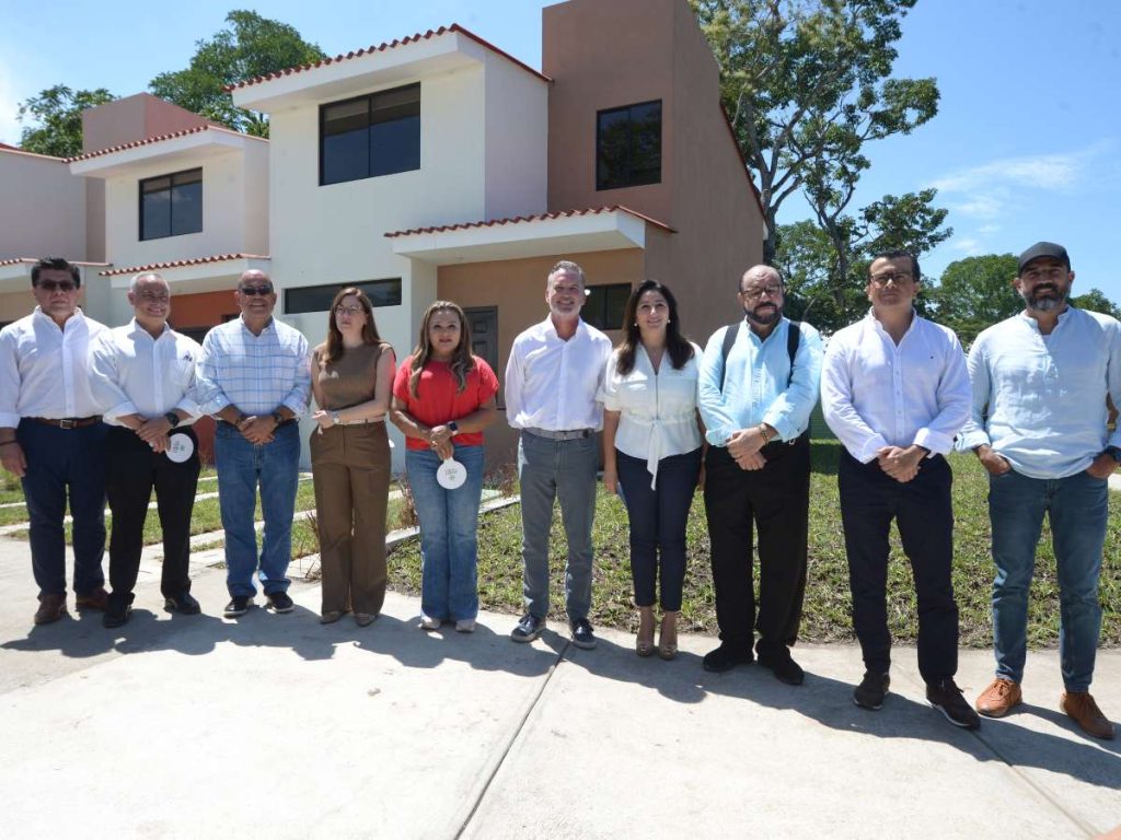 Representantes del gobierno y sector privado acompañaron la presentación del complejo residencial en Lourdes Colón.