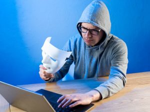 El virus se presenta como un instalador legítimo de Adobe para engañar al usuario y ejecutar el ataque sin levantar sospechas.