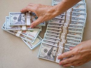 Migrantes salvadoreños envían más de US$ 7,000 millones al año en remesas, un flujo vital que ahora enfrenta nuevas regulaciones desde EE.UU.