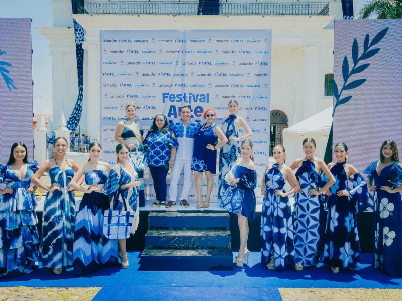 Axa Escobar, fundadora de Kimimi y Toshiku combina su pasión por la medicina con el arte textil, llevando el añil desde su patio hasta las vitrinas.