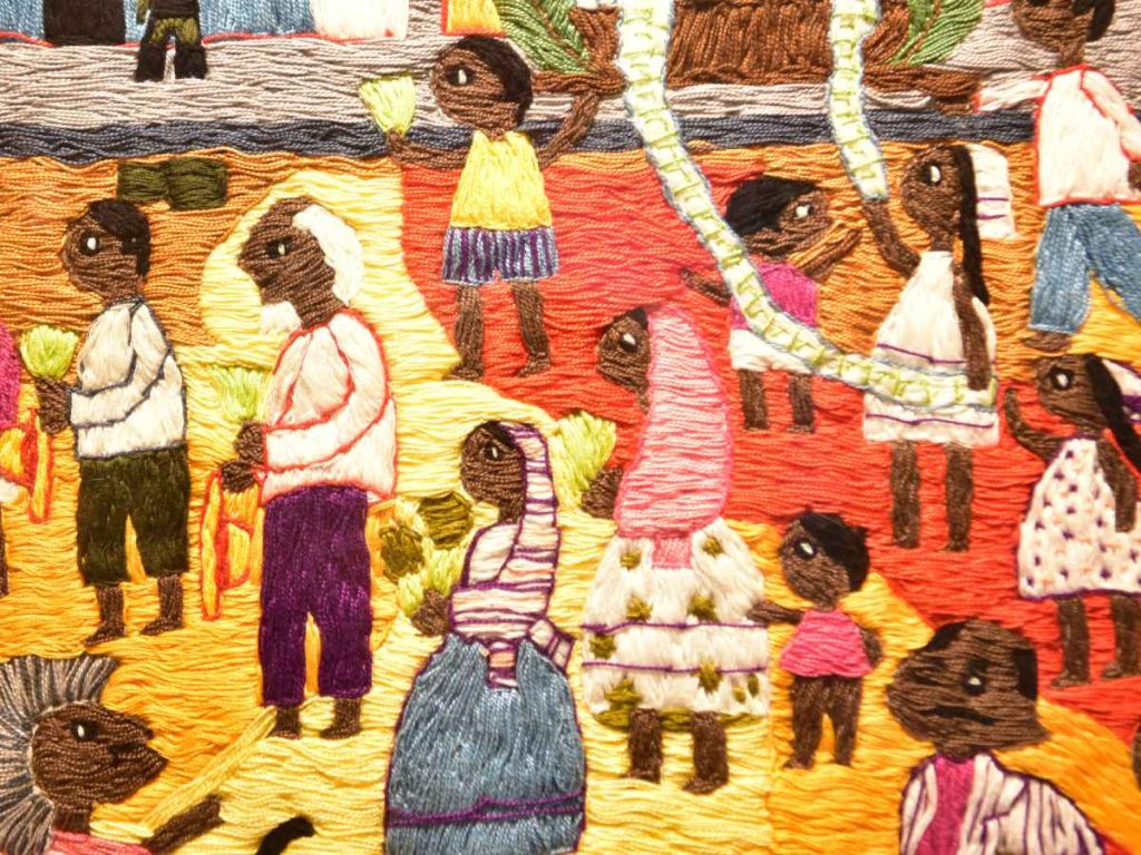 Detalle de uno de los bordados que reinterpretan las ilustraciones de Maya Salarrué. Fotografía/ elsalvador.com