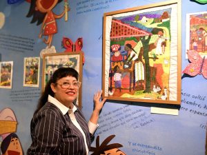 Karla Valle comparte su emoción durante la apertura de la exposición. Fotografía/ elsalvador.com