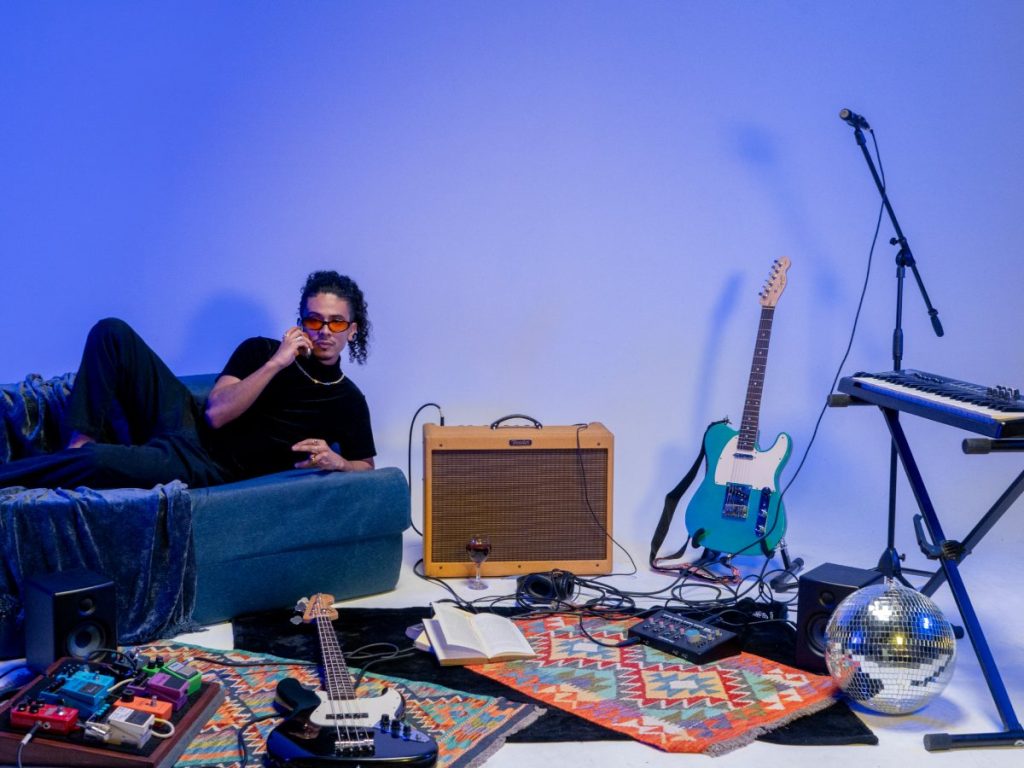 El artista salvadoreño encuentró en su estudio y el piano su refugio creativo. Fotografía/ Mariana Cabrera