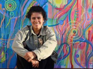 Iris Alfaro, la poeta salvadoreña que convierte el silencio en arte sanador