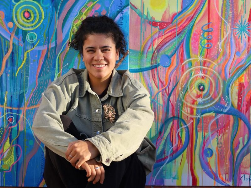 “Lo que habita en el silencio” es el poema con el que Iris Alfaro ganó el Premio Diego de Losada, una pieza escrita como canalización y homenaje a su linaje artístico.