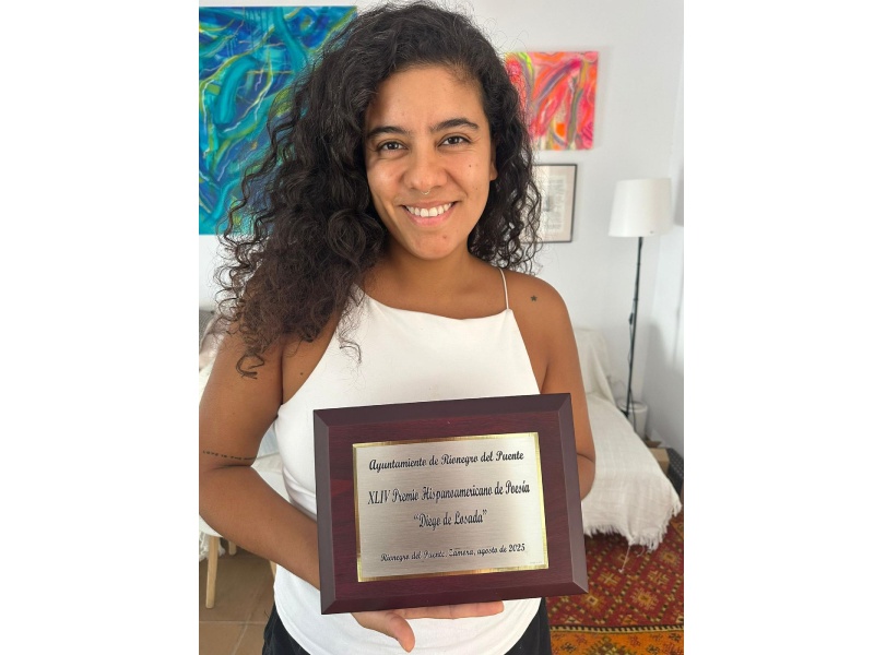 “Lo que habita en el silencio” es el poema con el que Iris Alfaro ganó el Premio Diego de Losada, una pieza escrita como canalización y homenaje a su linaje artístico.