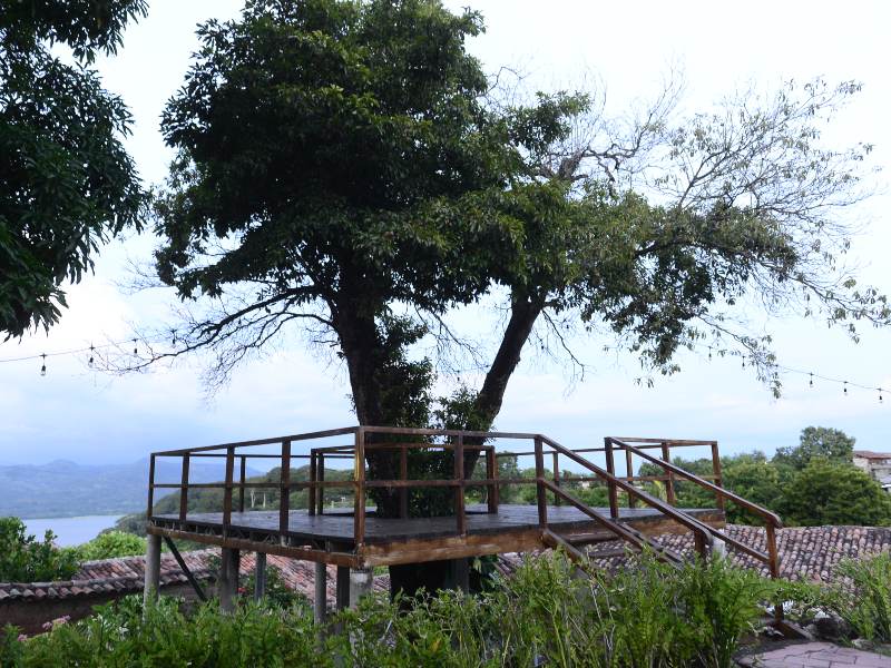 Suchitoto y el Lago de Suchitlán vistos desde uno de los miradores del museo.