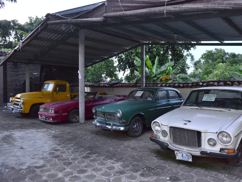 Uno de los vehículos clásicos exhibidos en la zona externa del museo, junto al área de antigüedades.