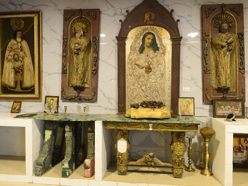 Uno de los vehículos clásicos exhibidos en la zona externa del museo, junto al área de antigüedades.