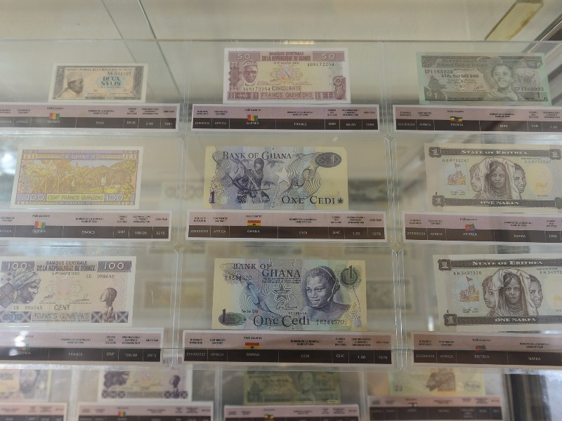 Vista general de la sala principal del museo, donde se exhiben monedas y billetes de más de 160 países.