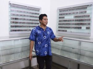 Cada pieza monetaria está etiquetada con su país de origen, denominación, año de emisión y nombre.