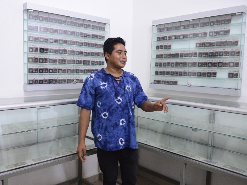 Cada pieza monetaria está etiquetada con su país de origen, denominación, año de emisión y nombre.