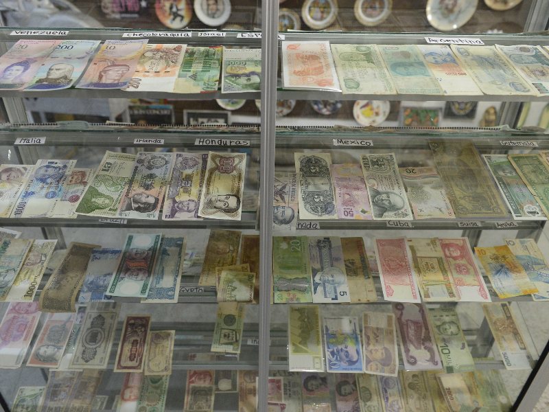 Una colección de monedas nacionales revive la memoria antes del dólar.