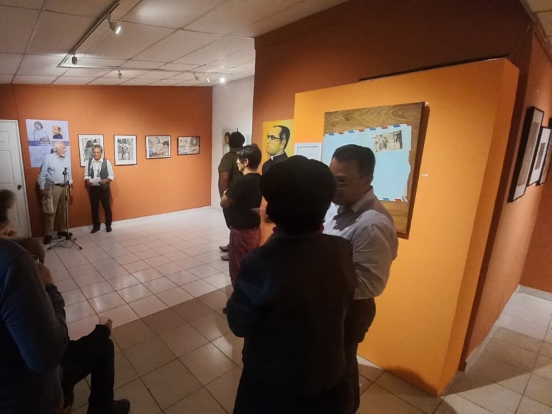 Óleo, tinta china, cera y grabado en madera son algunos de los recursos que el artista emplea para dar vida a sus memorias.