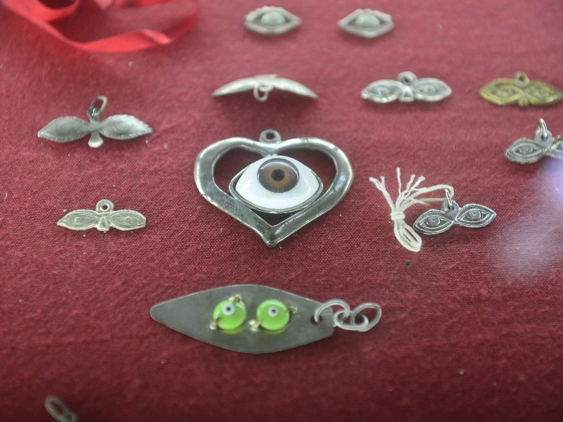 Cada par de ojitos en la vitrina representa una promesa cumplida y un milagro agradecido.