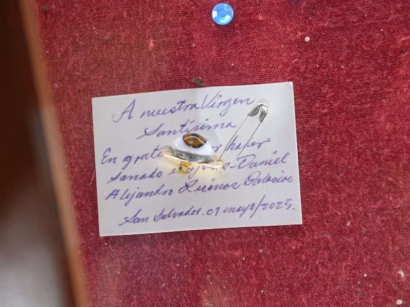 La vitrina de Santa Lucía guarda cientos de historias contadas sin palabras: solo con fe.