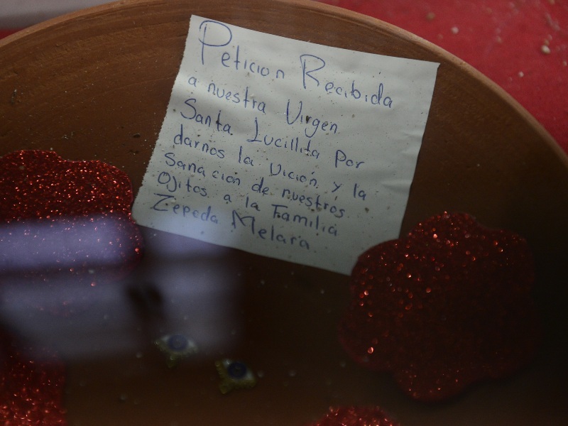 La vitrina se ha convertido en un altar visual de fe y agradecimiento por sanaciones recibidas.