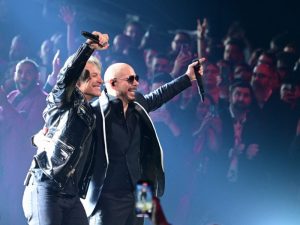 El cantautor estadounidense Jon Bon Jovi (izquierda) y el rapero y cantante estadounidense Pitbull actúan en el escenario durante la 25ª Entrega Anual de los Latin Grammy, en el Kaseya Center de Miami, Florida, el 14 de noviembre de 2024. / AFP