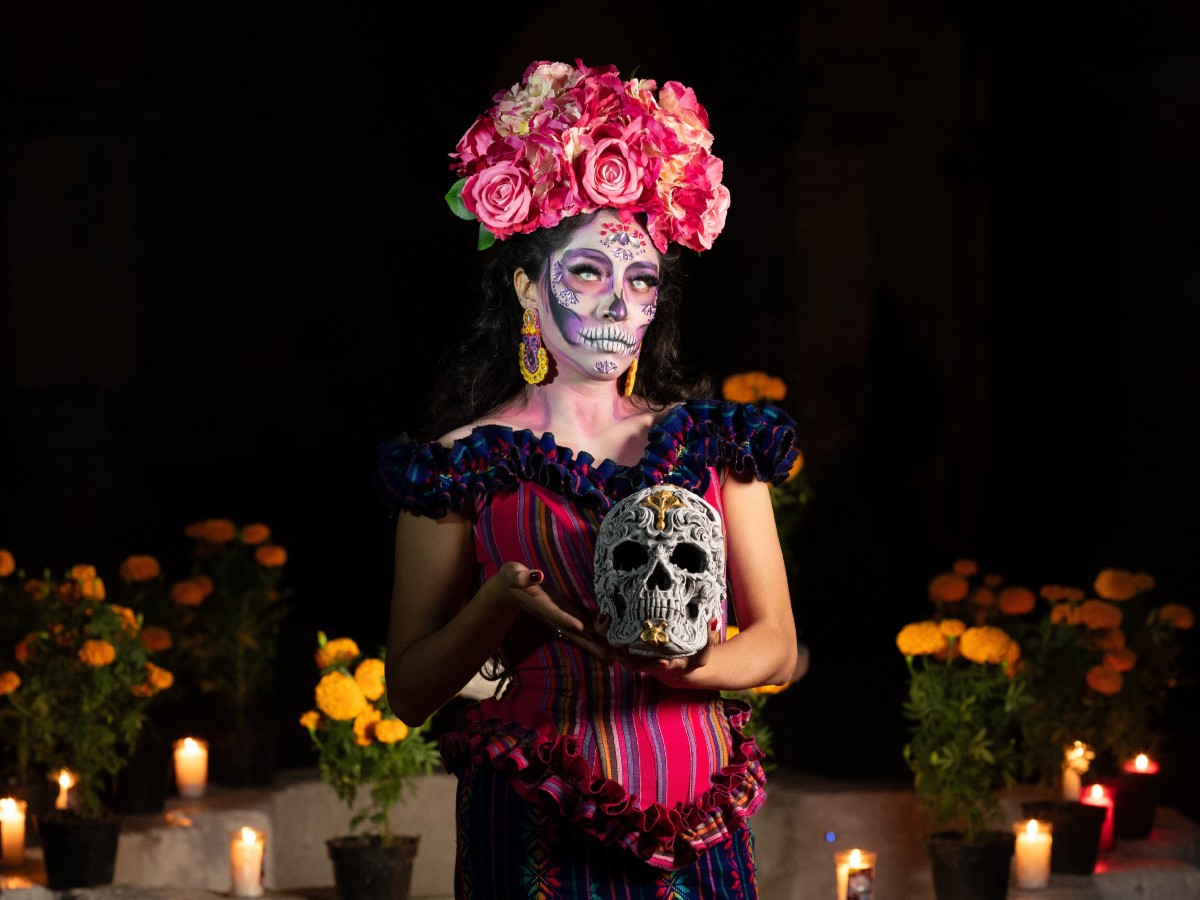 La Catrina mexicana, símbolo del Día de Muertos, une arte, tradición y cultura en una celebración donde la muerte se convierte en color, vida y memoria. Fotografía/ Shutterstock