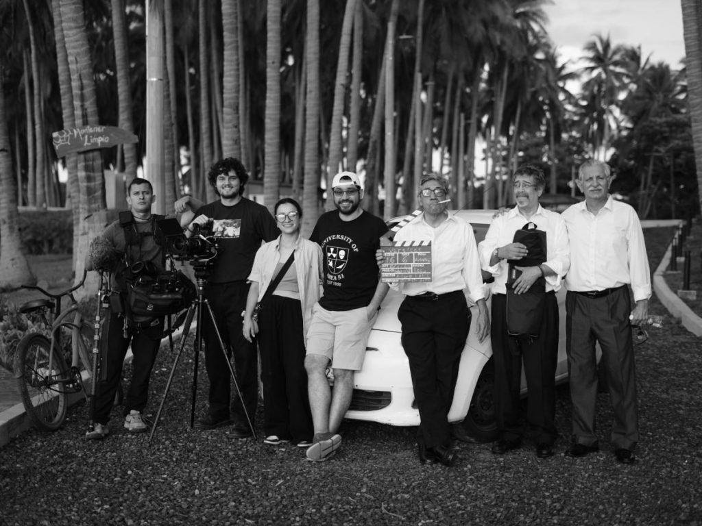 El equipo de producción de Vértices en Playa Punta Roca, La Libertad, finalizando el último día del rodaje. De izquierda a derecha: Enrique Pocasangre, Carlos Siri, Joselyn Quinteros, Arturo López, Francisco Martínez, Ángel Flamenco y Francisco Graniello. Fotografía/ Walter Rodríguez.