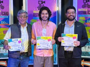 De izquierda a derecha: Francisco Martínez, Paolo Salinas y Arturo López, representantes de la productora Cinelento luego que fuera anunciada la selección oficial de El Salvador para el Festival Internacional de Cine Ícaro. Fotografía/ Cortesía Cinelento
