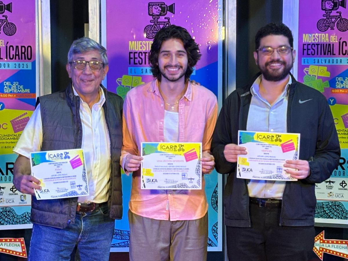 De izquierda a derecha: Francisco Martínez, Paolo Salinas y Arturo López, representantes de la productora Cinelento luego que fuera anunciada la selección oficial de El Salvador para el Festival Internacional de Cine Ícaro. Fotografía/ Cortesía Cinelento