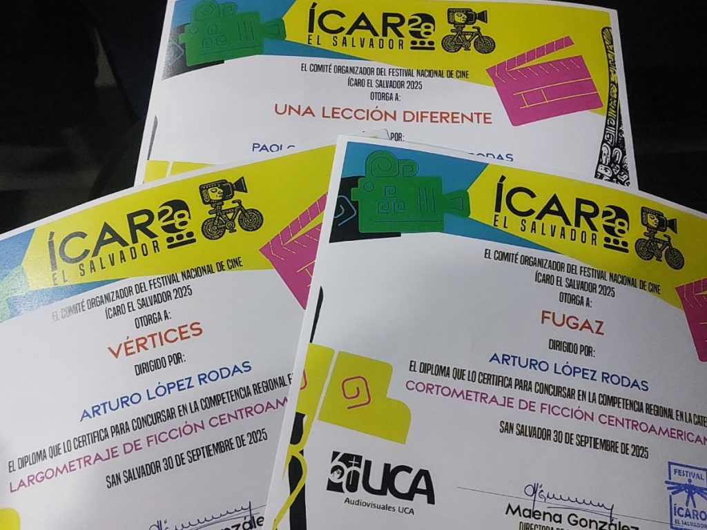 Reconocimientos entregados a Cinelento por la selección de sus tres producciones en la muestra salvadoreña del Festival Ícaro, celebrada en la UCA. Fotografía/ Cinelento