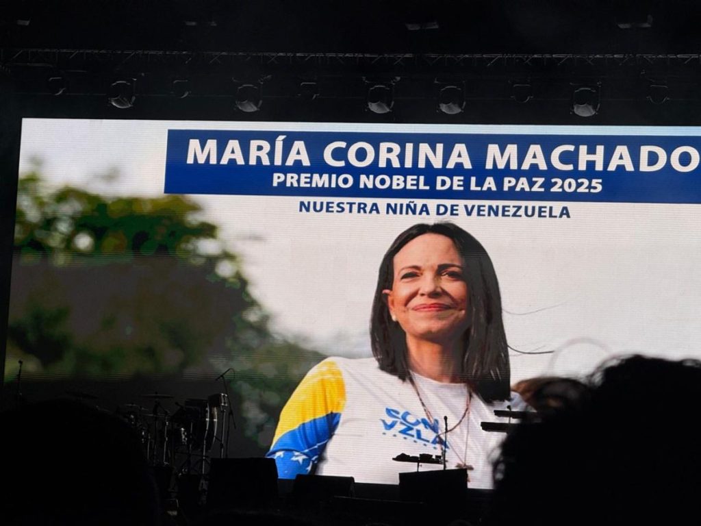 El artista rindió homenaje a María Corina Machado con el mensaje “Mi niña de Venezuela” en las pantallas del show. Fotografía/ Jennifer Henríquez