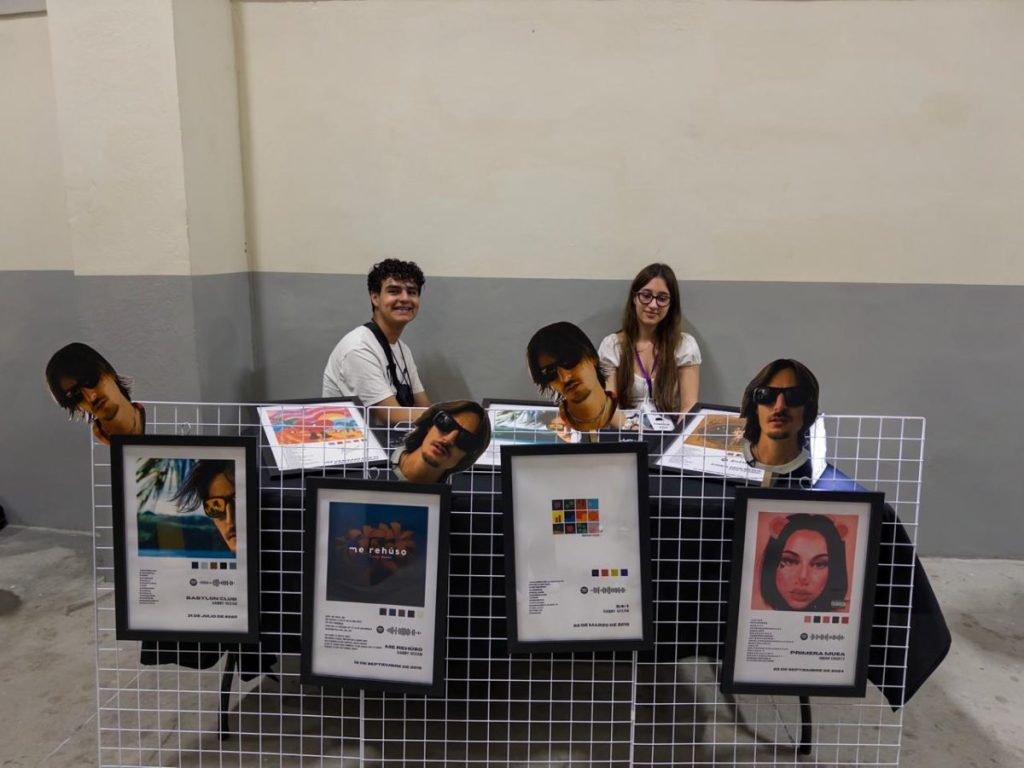Antes del concierto, emprendedores locales ofrecieron productos alusivos al cantante en una feria instalada en el recinto. Fotografía/ Jennifer Henríquez