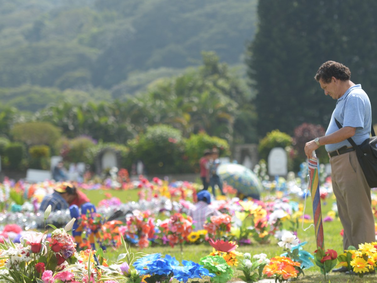 Los cementerios del país se llenan de vida, música y oración durante el Día de los Santos Difuntos, una de las fechas más significativas del año. Fotografía/ Archivo