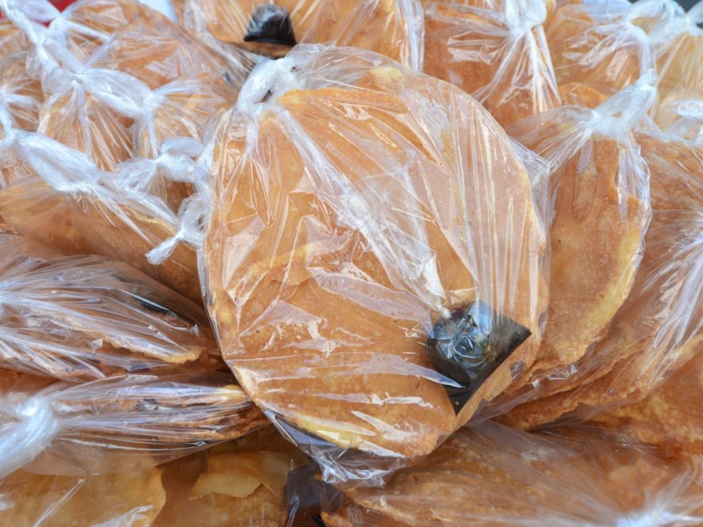 Las hojuelas, crujientes y dulces, son infaltables en la celebración; un postre que representa alegría en medio del recuerdo. Fotografía/ Archivo