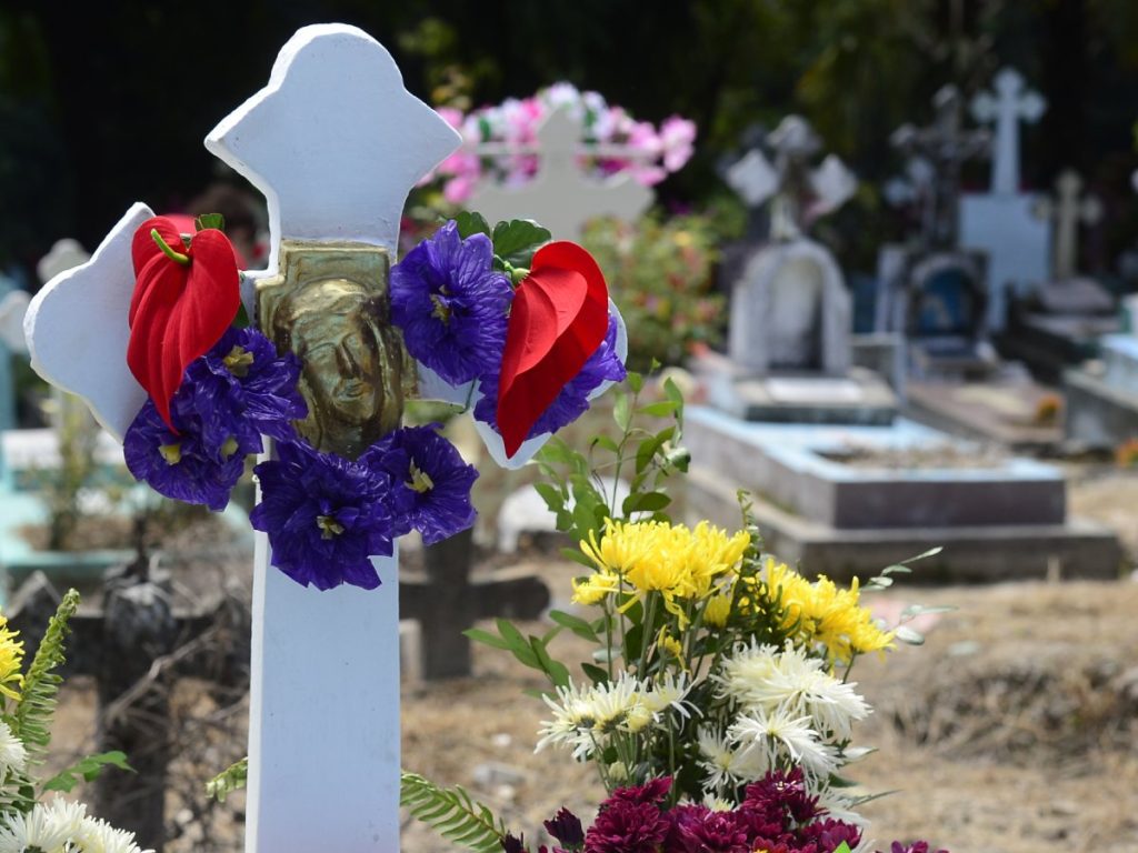 Cruces, rosarios y flores se unen como símbolos de fe en una tradición donde la religión guía el recuerdo de los difuntos. Fotografía/ Archivo