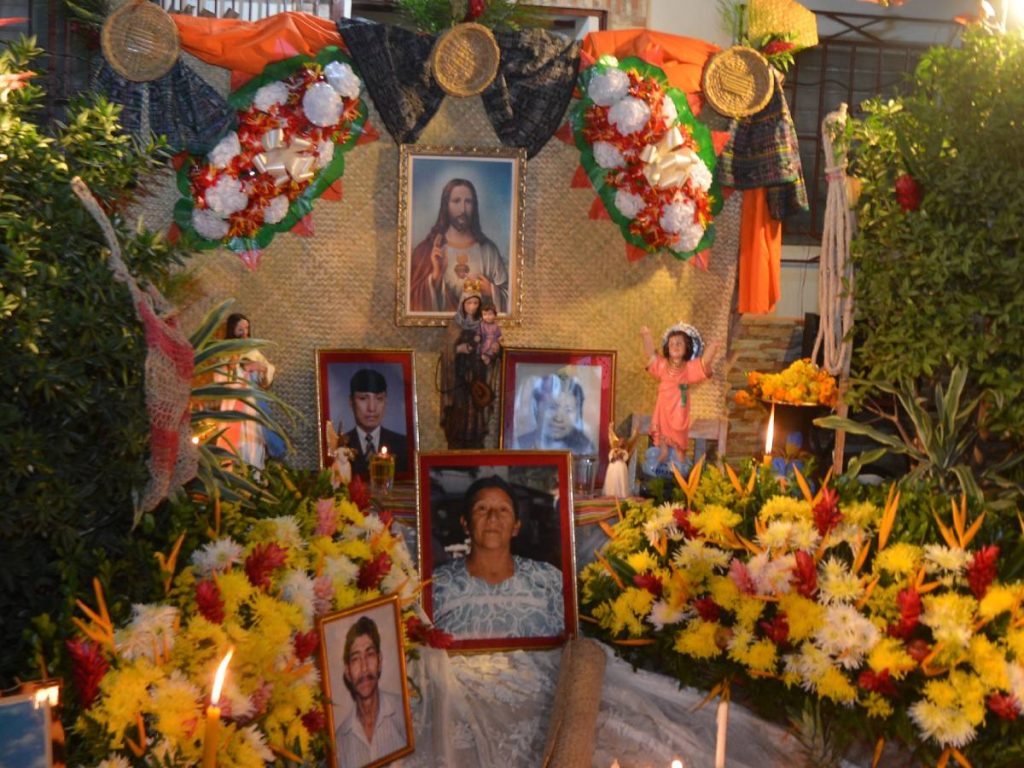 En Nahuizalco, las familias mantienen viva la tradición de colocar altares con flores, frutas y velas para honrar a sus difuntos. Fotografía/ Archivo