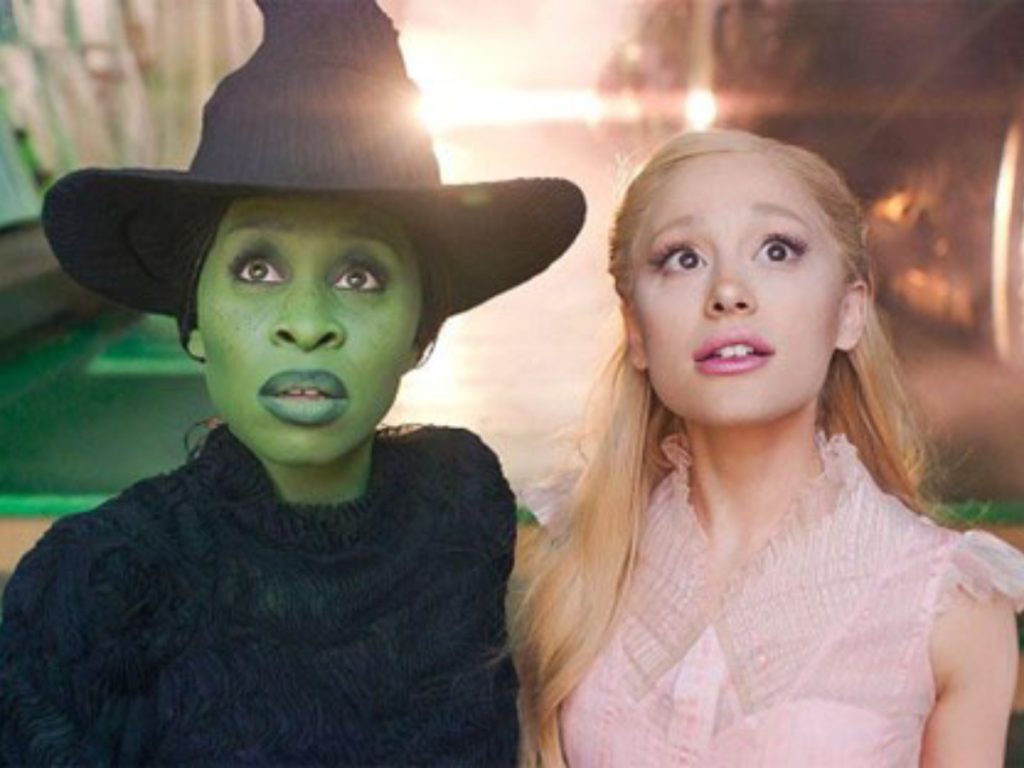 La dualidad entre Elphaba y Glinda marca el regreso de la fantasía teatral a Halloween. Imagen/ Universal Pictures