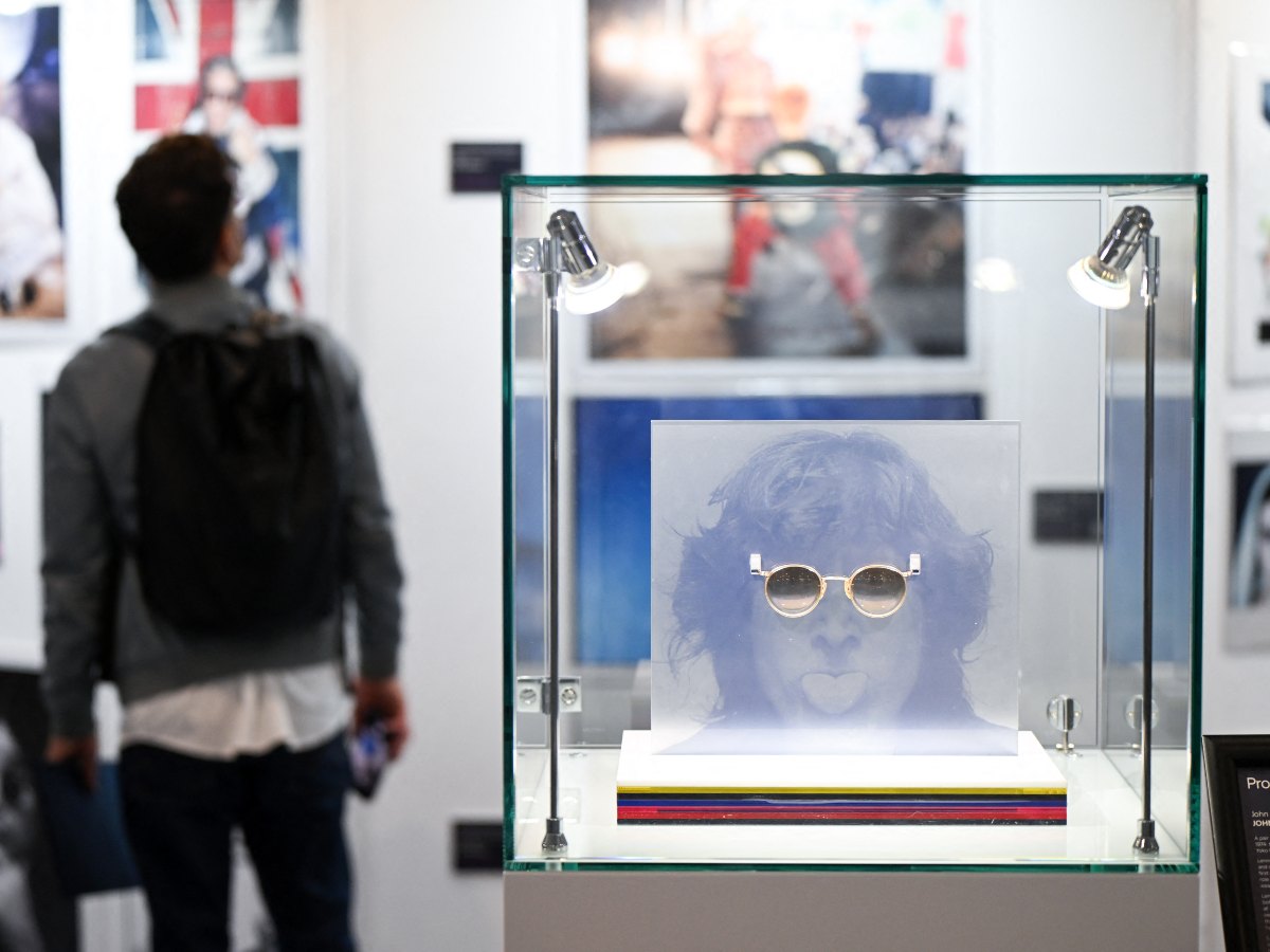 Las gafas graduadas tintadas "Lost Weekend" de John Lennon se exhiben y se estima que se venderán por entre 150.000 y 300.000 GBP (entre 172.725 y 345.450 euros, o entre 201.000 y 402.000 dólares estadounidenses) durante una subasta previa de Propstore en el centro de Londres el 21 de octubre de 2025.