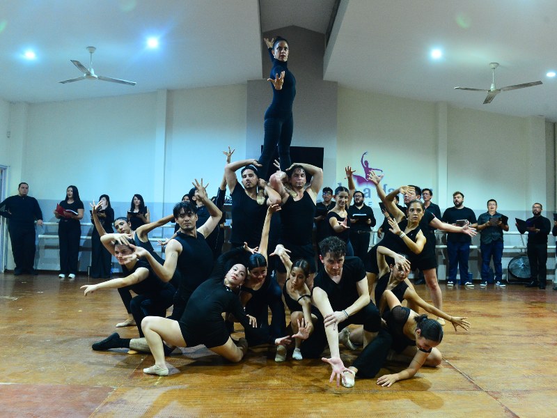 Los ensayos de Carmina Burana se realizan cada noche con más de 90 artistas en escena, entre músicos, bailarines y cantantes.