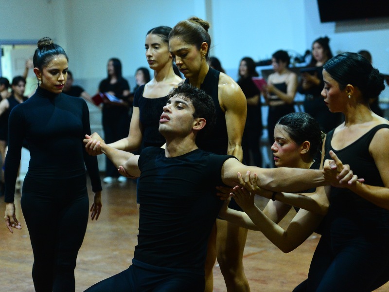 El elenco ensaya diariamente en jornadas intensas, comprometido con ofrecer una experiencia de alto nivel al público salvadoreño.