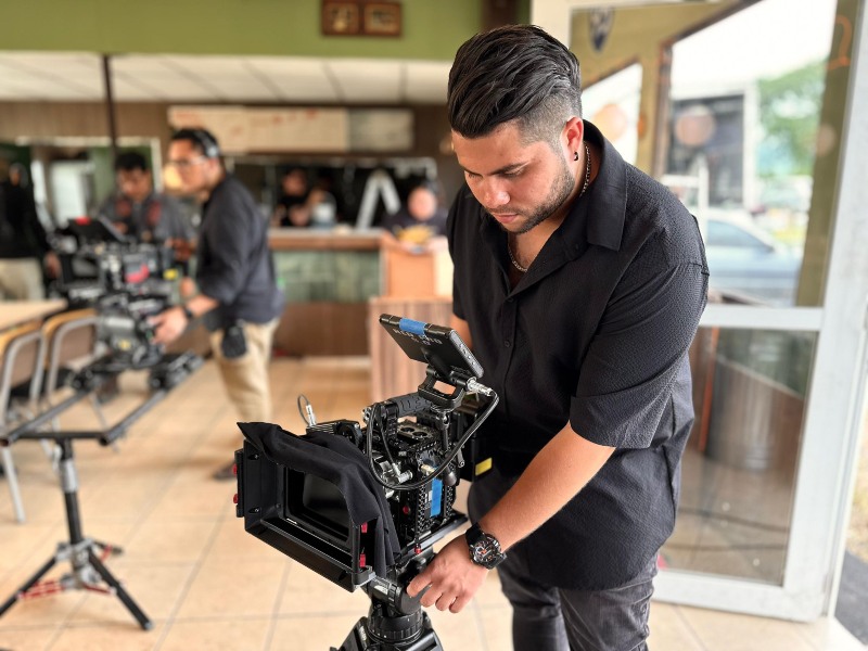 En la foto aparece Rodrigo Mojica, perteneciente al departamento de cámara de la película chupacabra