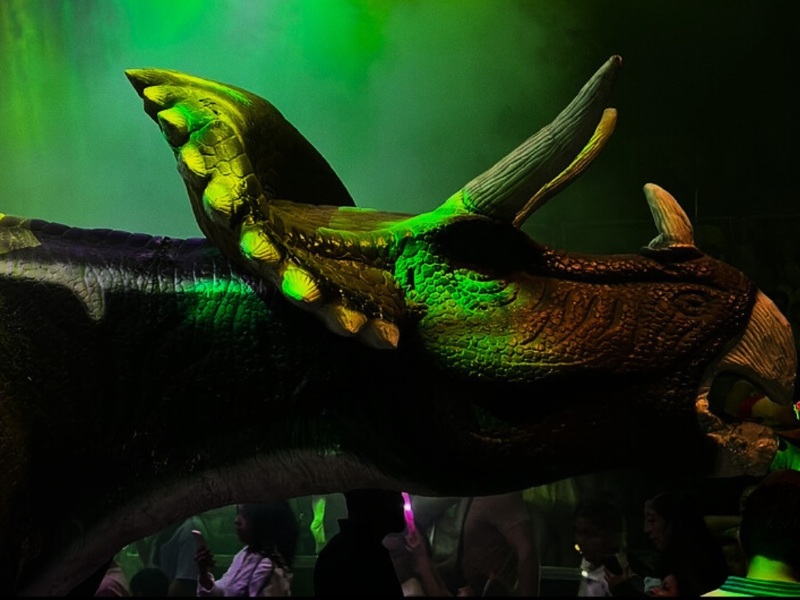 Un dinosaurio animatrónico de más de ocho metros cobra vida durante el espectáculo.