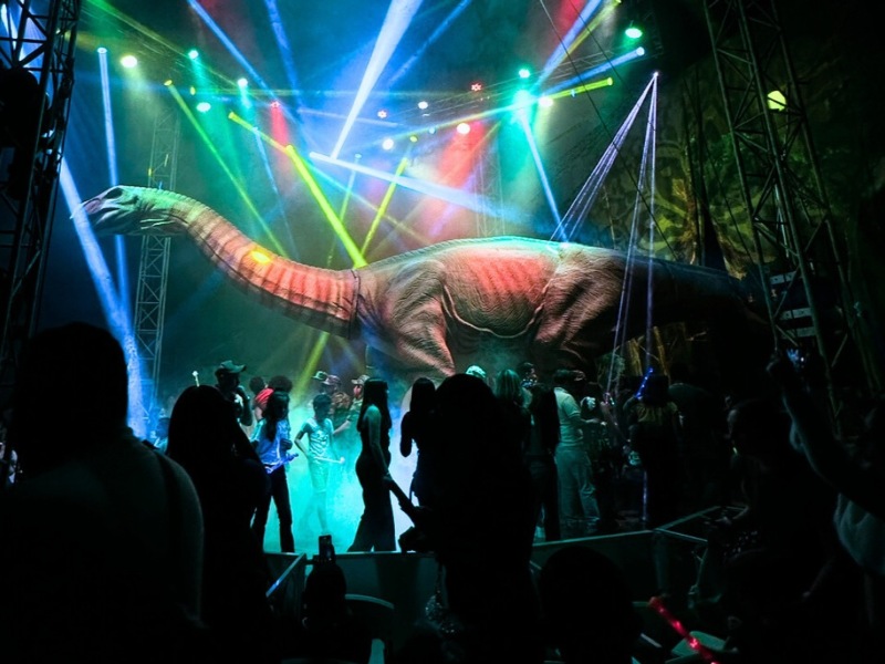 Niños y adultos disfrutan de una experiencia teatral con tecnología inmersiva.