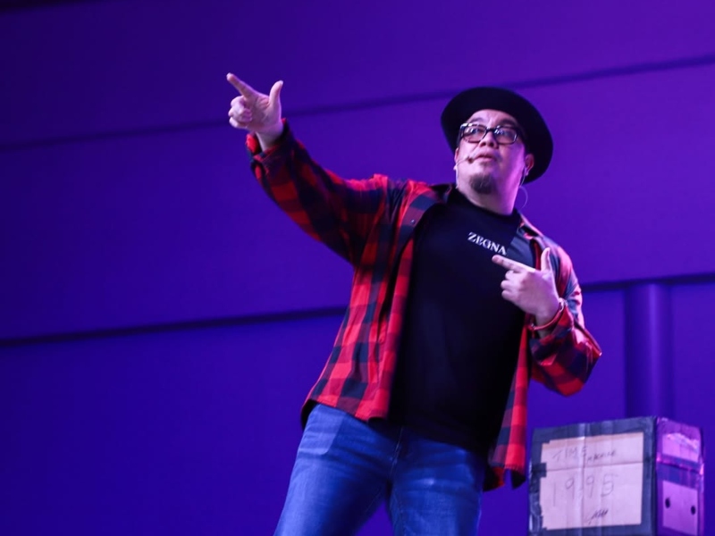 El comediante mexicano regresa a los escenarios salvadoreños con una gira internacional centrada en la cultura de los años noventa.