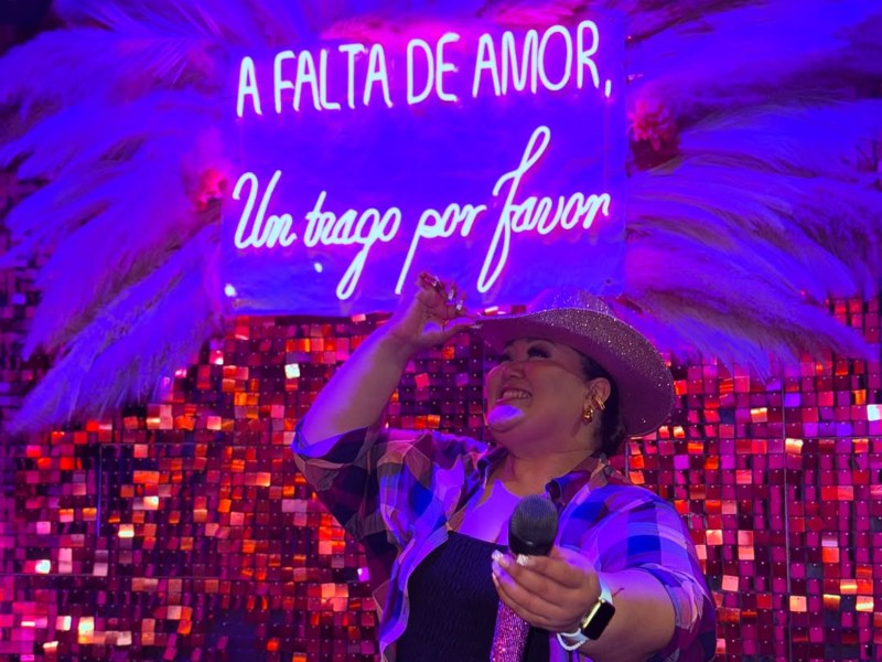 La artista salvadoreña ha transformado su historia personal en un espectáculo que invita a sanar a través de canciones emblemáticas.